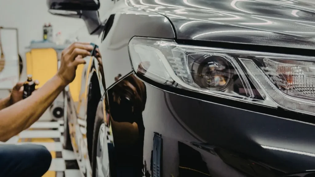 กันชนหน้ารถยนต์คันสีดำ