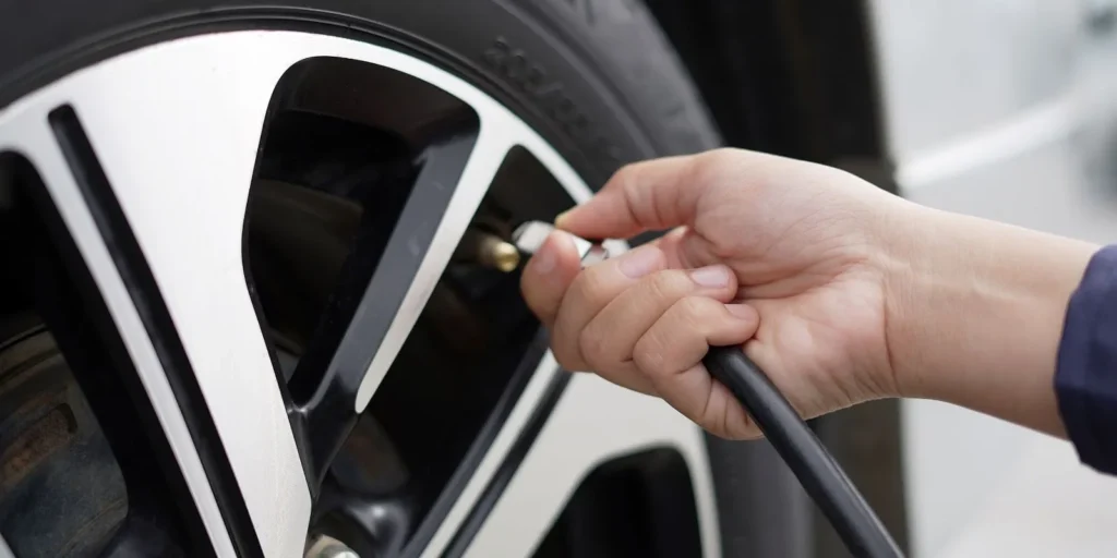 ช่างเทคนิคกำลังดำเนินการวัดลมยางและการตรวจสอบสภาพเครื่องยนต์เบื้องต้นก่อนส่งมอบรถลูกค้า