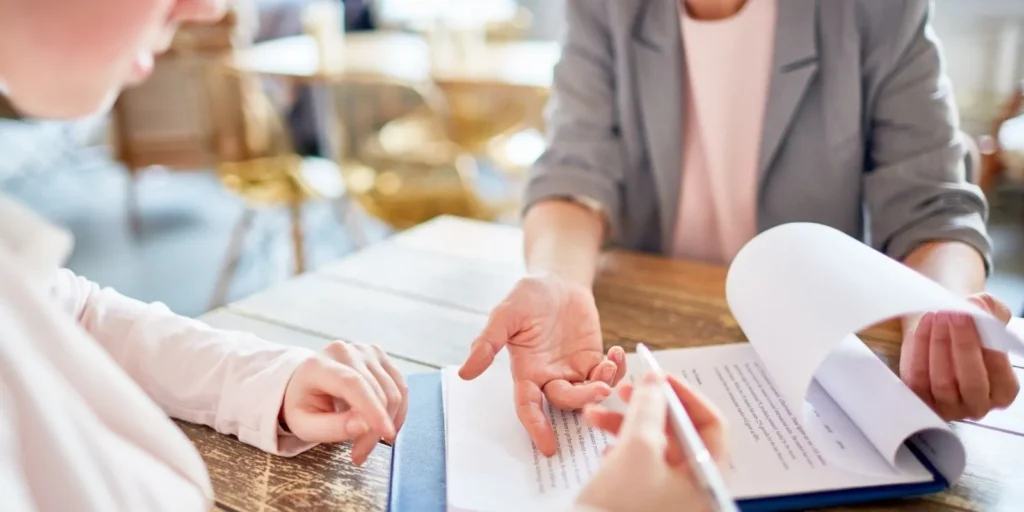 เจ้าหน้าที่กำลังอธิบายรายละเอียดเงื่อนไขประกันรถเช่าและจะเป็นเรื่องปกติอย่างรวดเร็ว